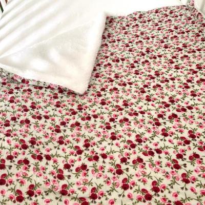 Couverture avec motifs fleuris rose et bordeaux